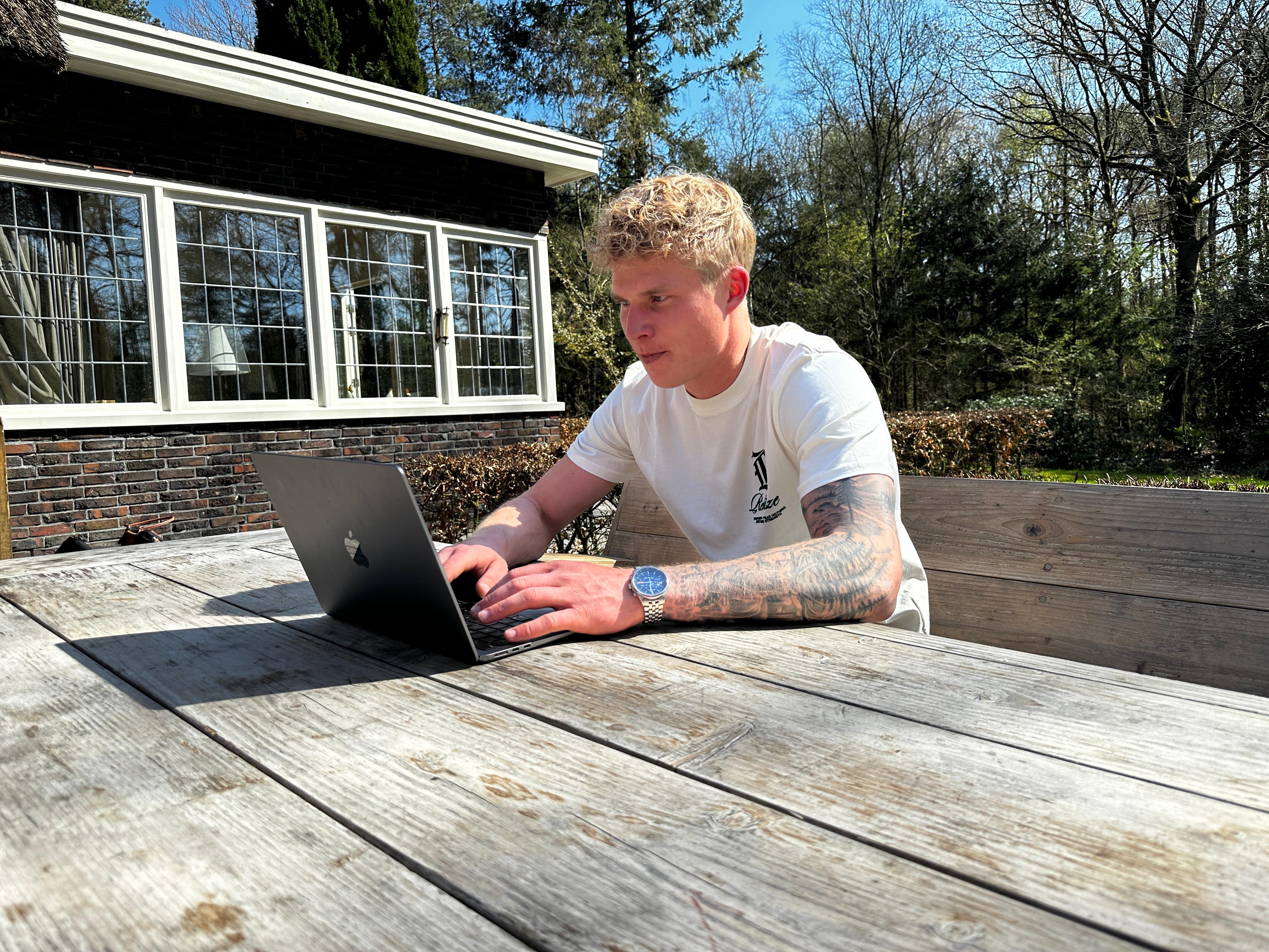 Okke_outside_laptop.jpg