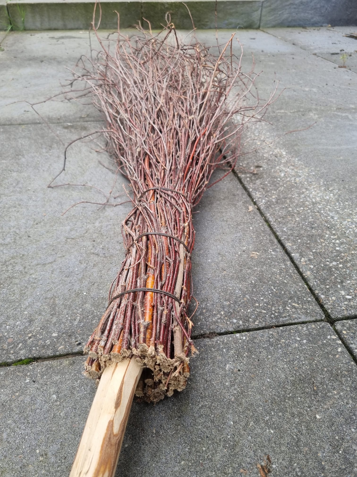 Handgemaakte Drentse berkenbezem, natuurlijke bezem van berkentakken voor vegen van bladeren en sneeuw.