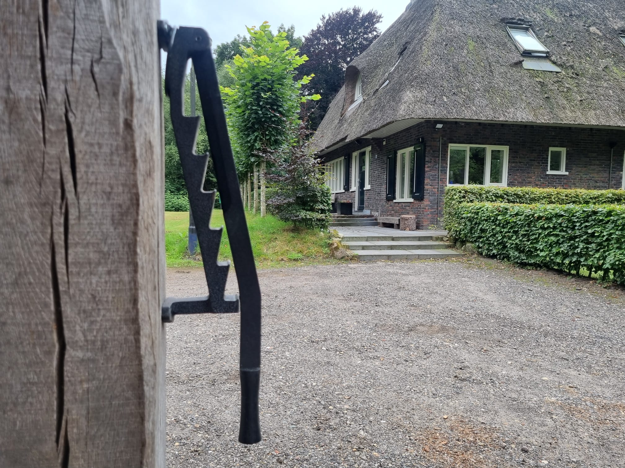 Houtklover met hefboom zonder hout gemonteerd aan houten paal voor veilig en efficiënt hout kloven.