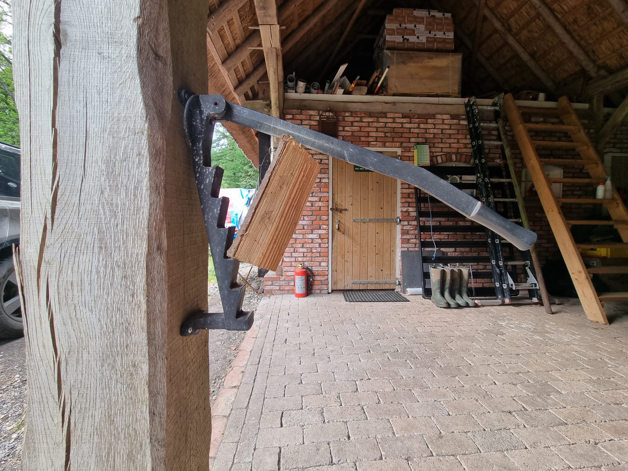 Houtklover met hefboom gemonteerd aan houten paal veilig en eenvoudig hout kloven.