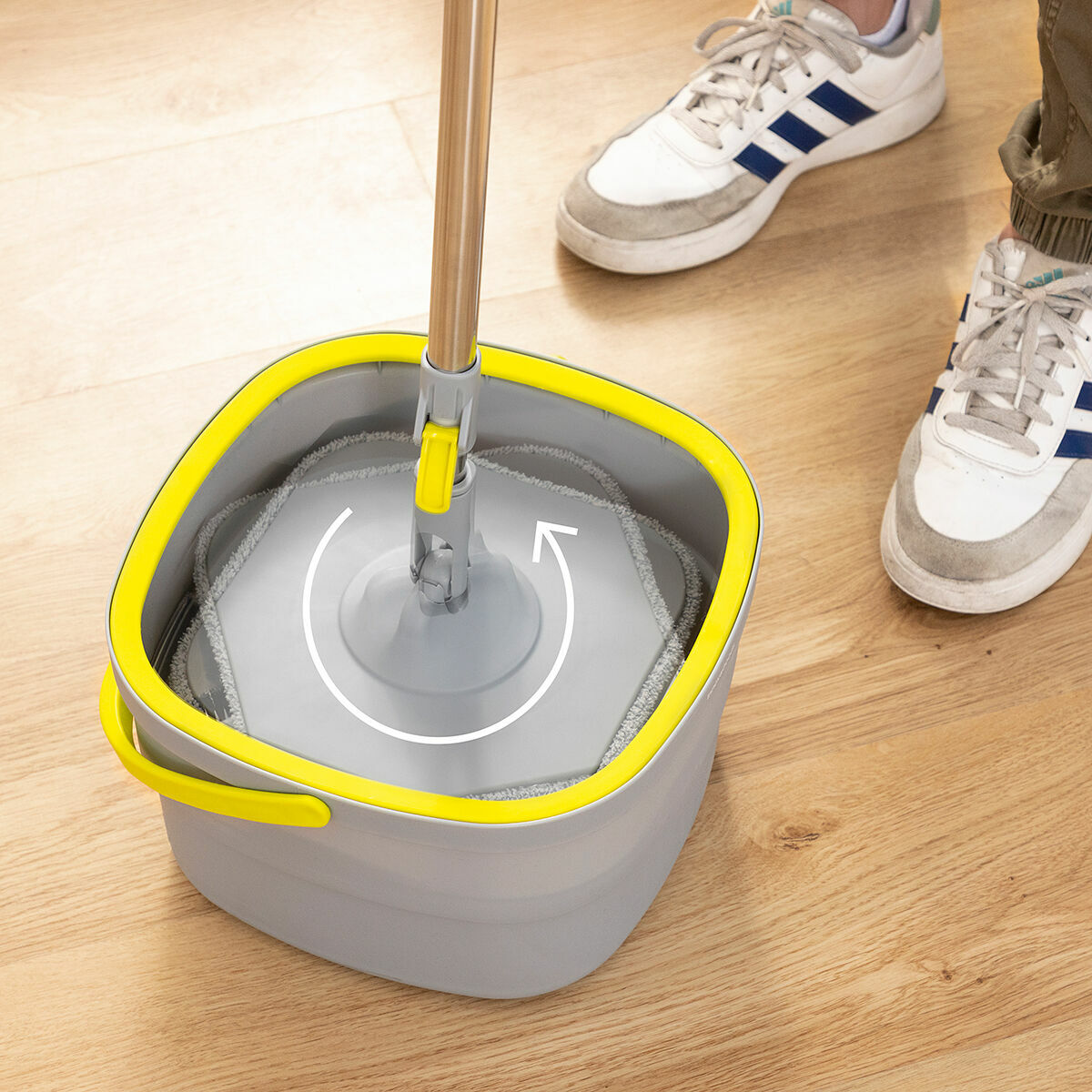 Zelfreinigende spinmop met scheidingsemmer