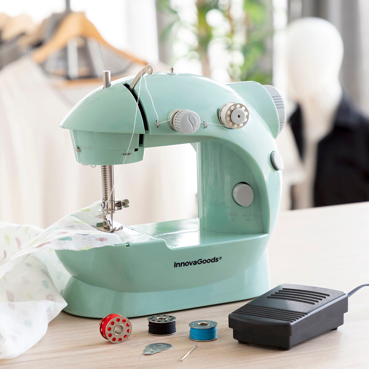 Mini draagbare naaimachine met LED, draadafsnijder en accessoires